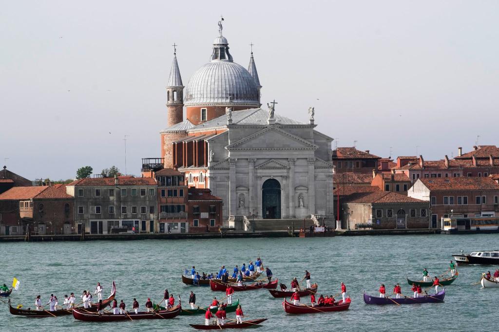 Gondoliere warten in Venedig auf die Ankunft von Papst Franziskus. Der Papst ist zu seinem allerersten Besuch in der Lagunenstadt eingetroffen, bei dem er auch den Pavillon des Vatikans auf der Kunstbiennale will. - Foto: Alessandra Tarantino/AP