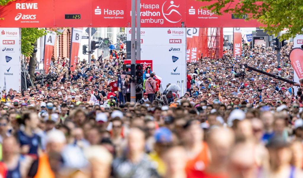 Großer Andrang: Tausende Läuferinnen und Läufer starten vor den Messehallen in Hamburg zum Marathonlauf. Vor ihnen liegen 42,195 Kilometer. - Foto: Axel Heimken/dpa