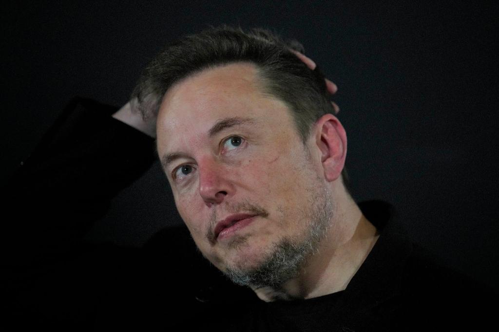 Tesla-Chef Elon Musk führt in Peking Gespräche. China ist der zweitwichtigste Absatzmarkt für den Elektroautohersteller. - Foto: Kirsty Wigglesworth/AP Pool/dpa