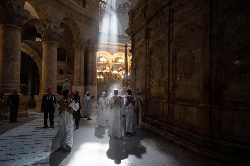 Koptische Priester nehmen an der Palmsonntagsprozession an der Grabeskirche in Jerusalem teil. - Foto: Leo Correa/AP/dpa