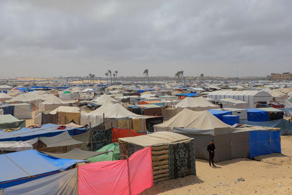 Nach Beginn der Kämpfe im Oktober flohen Hunderttausende in den Süden des Gazastreifens. So entstand in der Stadt Rafah in den vergangen Monaten ein riesiges Zeltlager. - Foto: Rizek Abdeljawad/XinHua/dpa