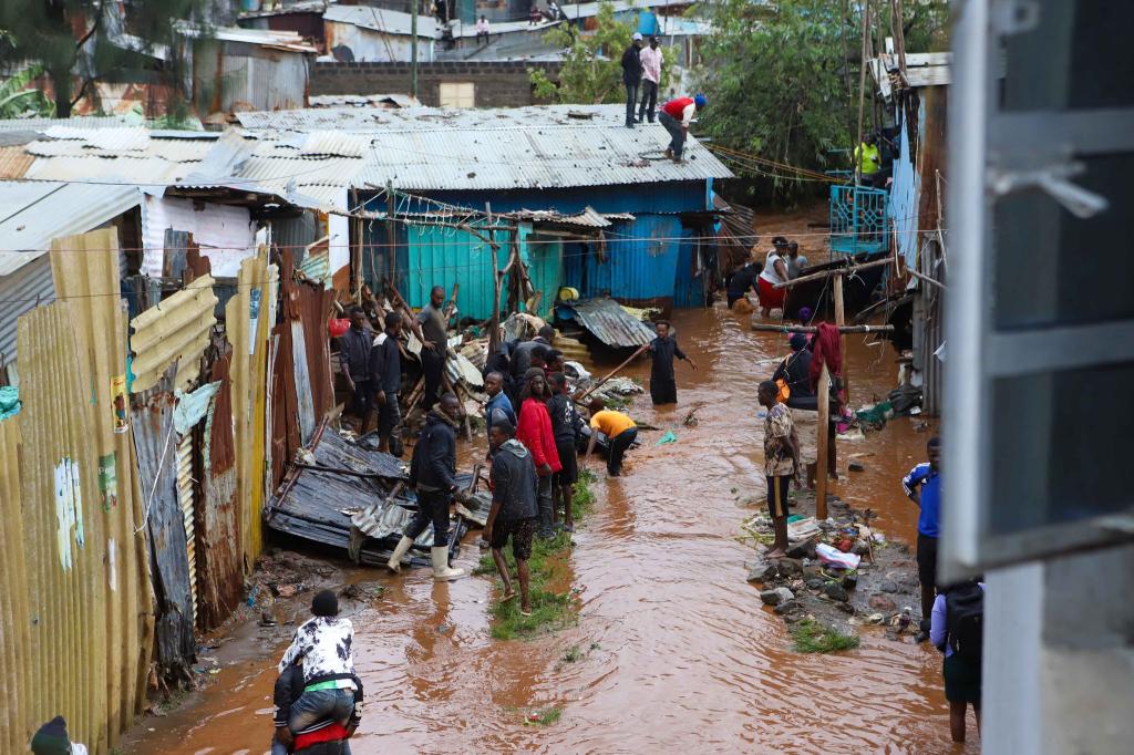 Bewohner retten ihr Hab und Gut nach schweren Regenfällen in den Mathare-Slums von Nairobi. - Foto: Joy Nabukewa/XinHua/dpa