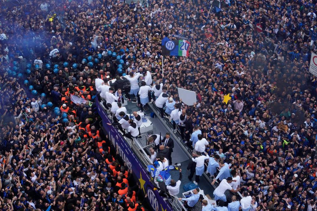 Nach dem 2:0 Heimsieg Inter Mailands gegen den FC Turin feiern Fans den 20. Meistertitel der italienischen Mannschaft. - Foto: Luca Bruno/AP/dpa