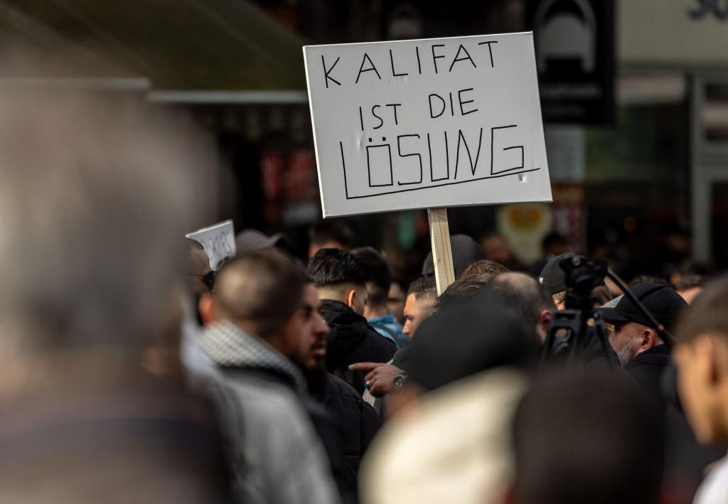 Im Hamburger Stadtteil St. Georg protestierten am Samstag mehr als 1000 Menschen gegen eine angeblich islamfeindliche Politik und Medienkampagne in Deutschland. - Foto: Axel Heimken/dpa