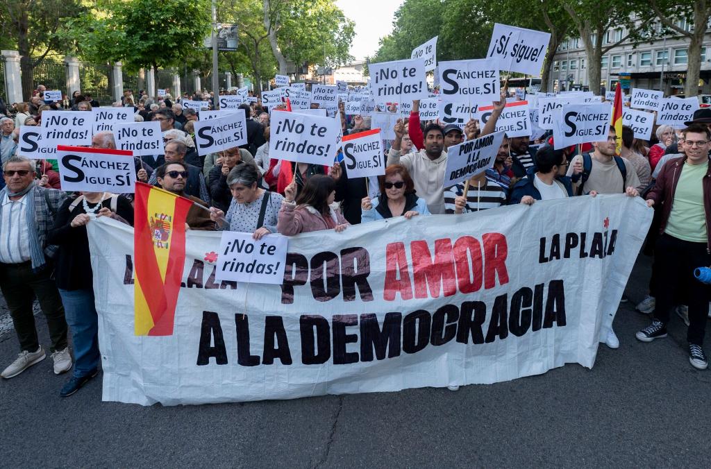 Tausende Spanier und Spanierinnen gingen in Madrid auf die Straße, um ihre Unterstützung für Spaniens Ministerpräsident Pedro Sánchez auszudrücken. Sánchez will zu Beginn der Woche mitteilen, ob er sein Amt infolge einer Korruptionsanzeige gegen seine Ehefrau niederlegt. - Foto: Alberto Ortega/EUROPA PRESS/dpa