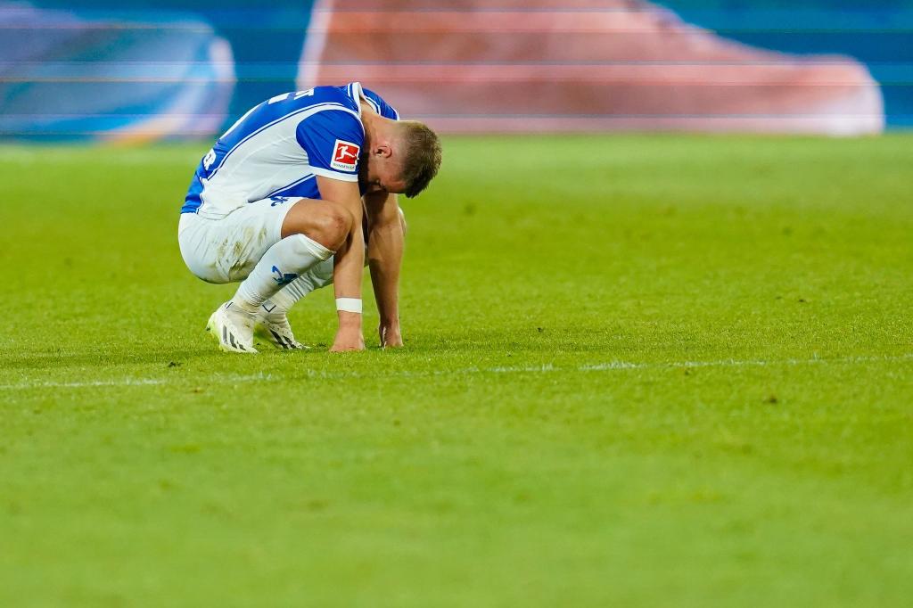 Darmstadts Fabian Nürnberger ist sichtlich enttäuscht: Der SV ist zum vierten Mal aus der Bundesliga abgestiegen. Der Tabellenletzte verlor mit 0:1 gegen den 1. FC Heidenheim und kann auch rechnerisch nicht mehr den Sprung auf den Relegationsrang schaffen. - Foto: Uwe Anspach/dpa