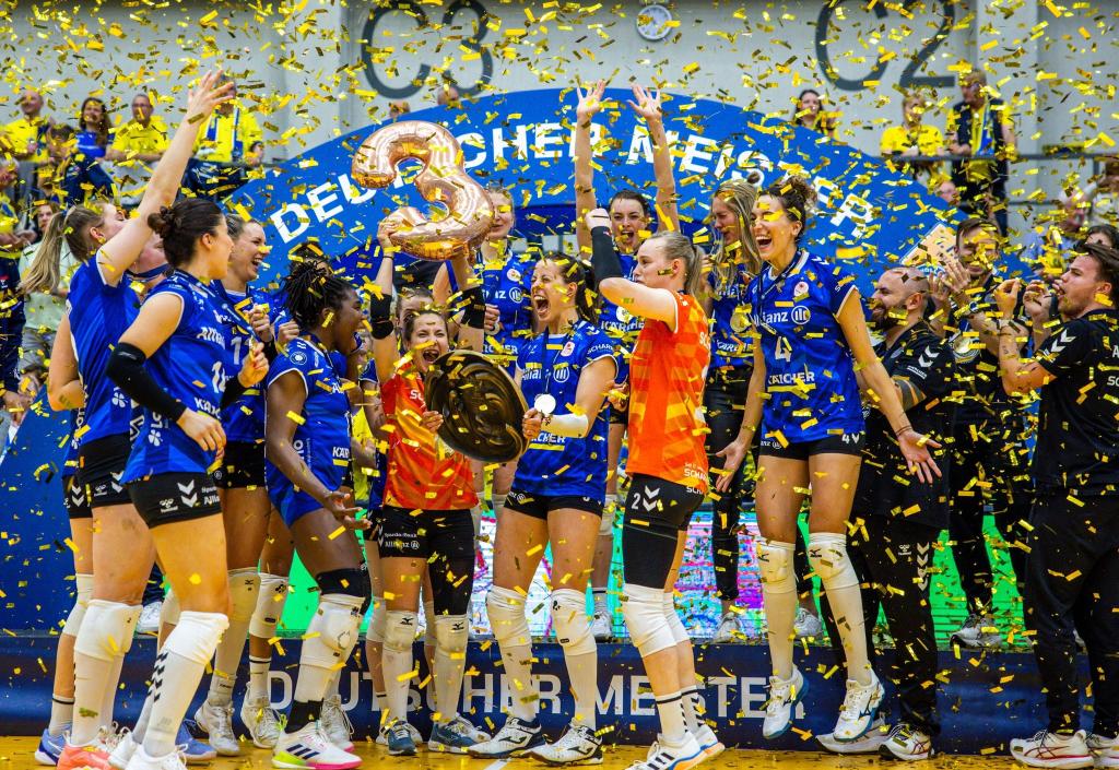 Die Volleyballerinnen des MTV Stuttgart haben zum dritten Mal in Folge den deutschen Meistertitel gewonnen. Im fünften Spiel der Playoff-Finalserie setzte sich das Team beim SSC Schwerin mit 3:1 durch. - Foto: Jens Büttner/dpa