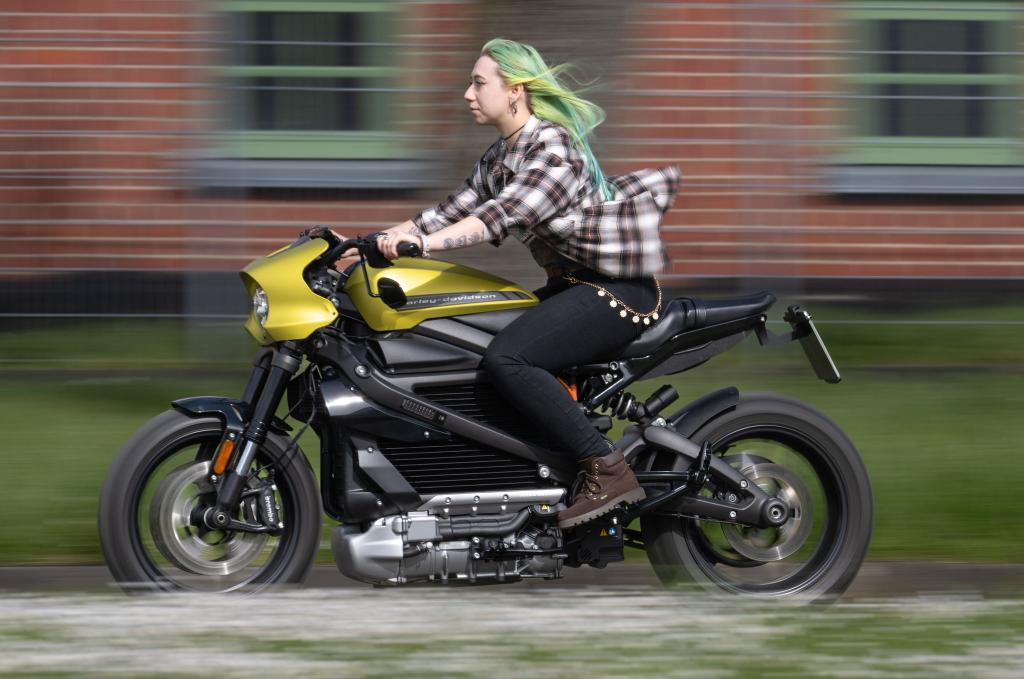 Bei schweren Motorrädern ist die E-Version deutlich weniger beliebt. - Foto: Boris Roessler/dpa