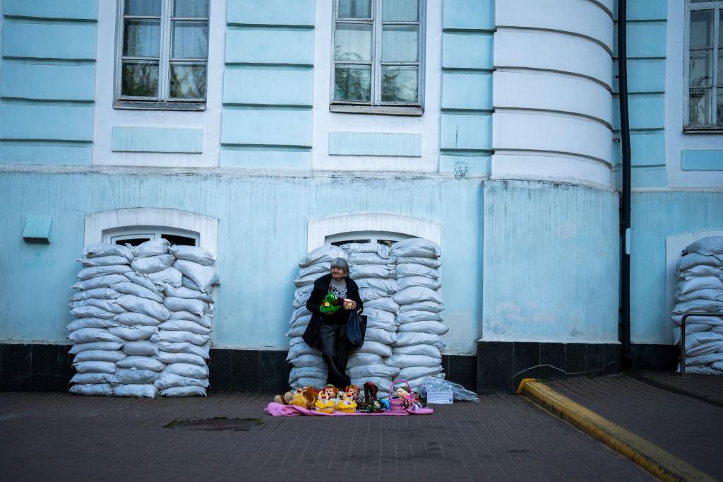 Alltag in Kiew: Vor mit Sandsäcken geschützten Fenstern verkauft eine Frau Spielzeug. Die Ukraine verteidigt sich nun seit 796 Tagen gegen den russischen Angriffskrieg. - Foto: Francisco Seco/AP/dpa