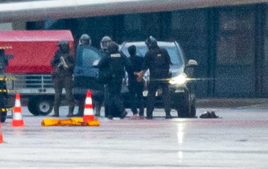 Mit seiner entführten Tochter im Auto soll der 35-Jährige drei Schranken durchbrochen haben und bis auf das Vorfeld des Hamburger Flughafens vorgefahren sein. - Foto: Jonas Walzberg/dpa