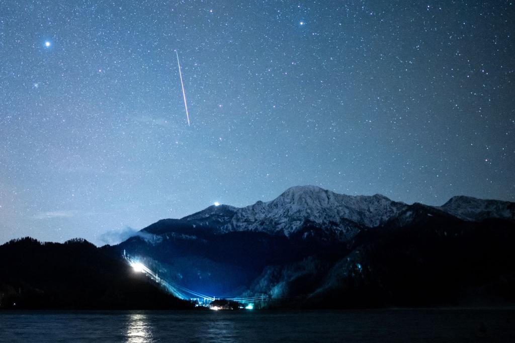 Anfang Mai kann man Sternschnuppen am Nachthimmel beobachten. - Foto: Matthias Balk/dpa