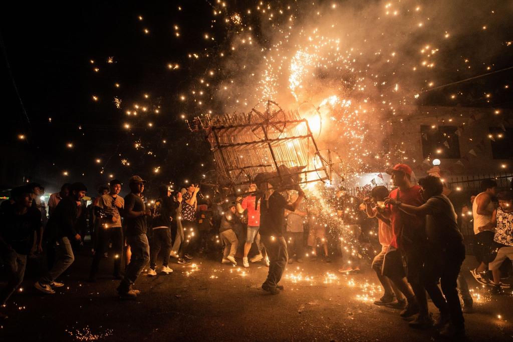 Feuerwerk wird während der Feierlichkeiten zu Ehren von San Pedro de Verona in Veracruz in Mexiko gezündet. - Foto: Hector Adolfo Quintanar Perez/ZUMA Press Wire/dpa