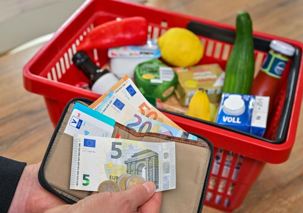 Bei Lebensmitteln planen deutlich weniger Unternehmen Preiserhöhungen. - Foto: Patrick Pleul/dpa