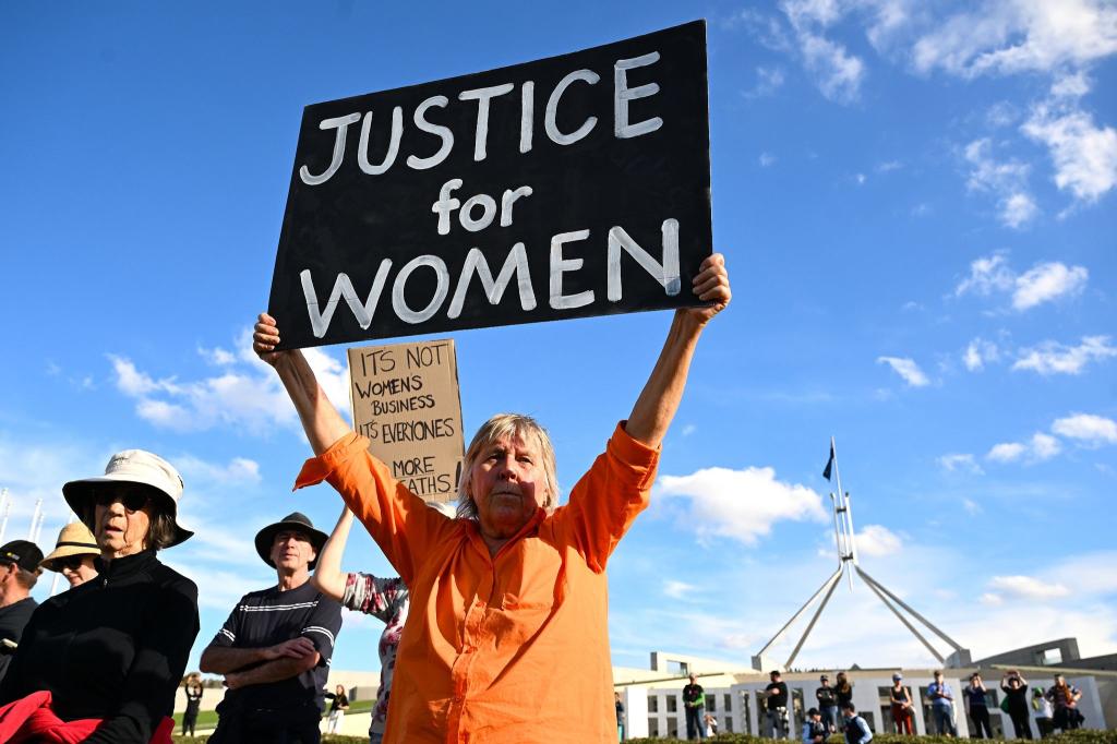 Eine Kundgebung zur Beendigung der Gewalt gegen Frauen in Canberra. - Foto: Lukas Coch/AAP/dpa