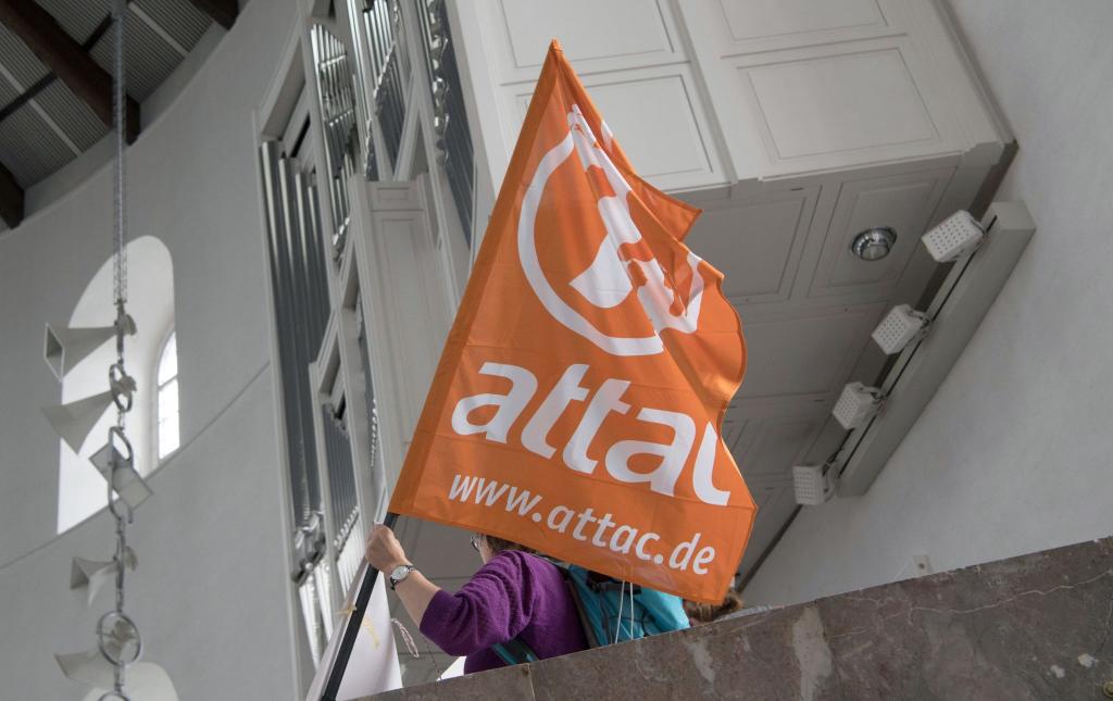 Im Jahr 2014 hatte das Finanzamt Frankfurt/Main dem Attac-Trägerverein die Gemeinnützigkeit aberkannt, weil das Netzwerk zu politisch sei. - Foto: Boris Roessler/dpa