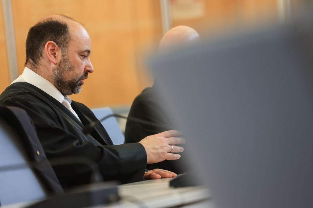 Der Angeklagte (r.) im Gerichtssaal neben seinem Anwalt. - Foto: Oliver Berg/dpa