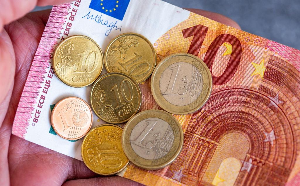 Linken-Chef Schirdewan fordert, den Mindestlohn von derzeit 12,41 Euro auf 15 Euro zu erhöhen. - Foto: Jan Woitas/dpa