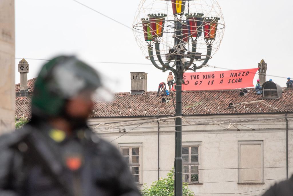 Protest von oben: Aktivisten der Gruppe Extinction Rebellion halten auf dem Dach eines Turiner Universitätsgebäudes ein Banner hoch. Sie protestieren gegen den am Boden stattfindenden G7-Gipfel in Italien. - Foto: Matteo Secci/LaPresse via ZUMA Press/dpa