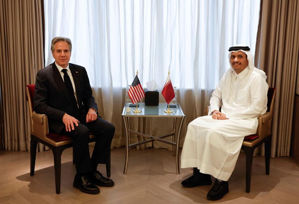 US-Außenminister Antony Blinken (l.) trifft sich mit Katars Premierminister und Außenminister Mohammed bin Abdulrahman bin Jassim Al Thani in Riad. - Foto: Evelyn Hockstein/Pool Reuters/AP/dpa