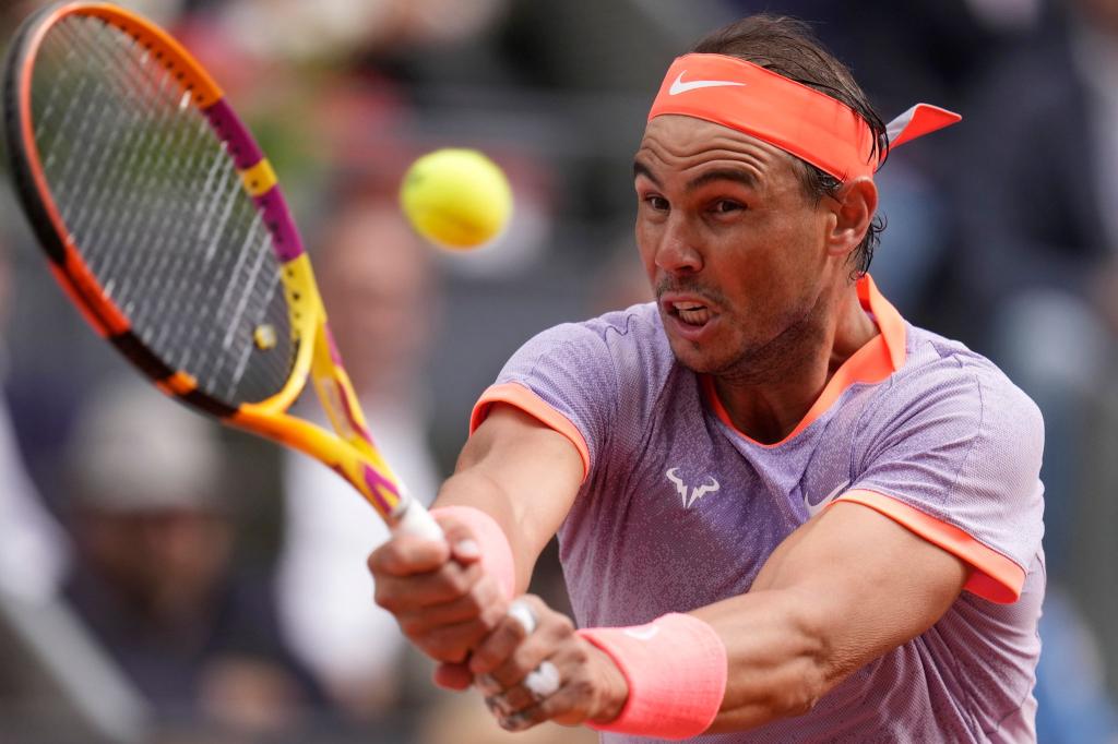 Präzision und Kraft: Während der ATP-Tour Mutua Madrid Open entgleiten Rafael Nadal aus Spanien kurz die Gesichtszüge. Das Spiel entscheidet er jedoch für sich und steht nun im Achtelfinale. - Foto: Manu Fernandez/AP/dpa