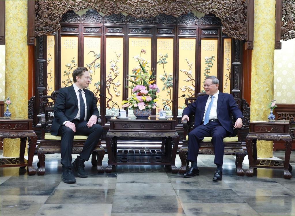 Der chinesische Premierminister Li Qiang trifft sich in Peking mit Elon Musk (l.). - Foto: Wang Ye/XinHua/dpa