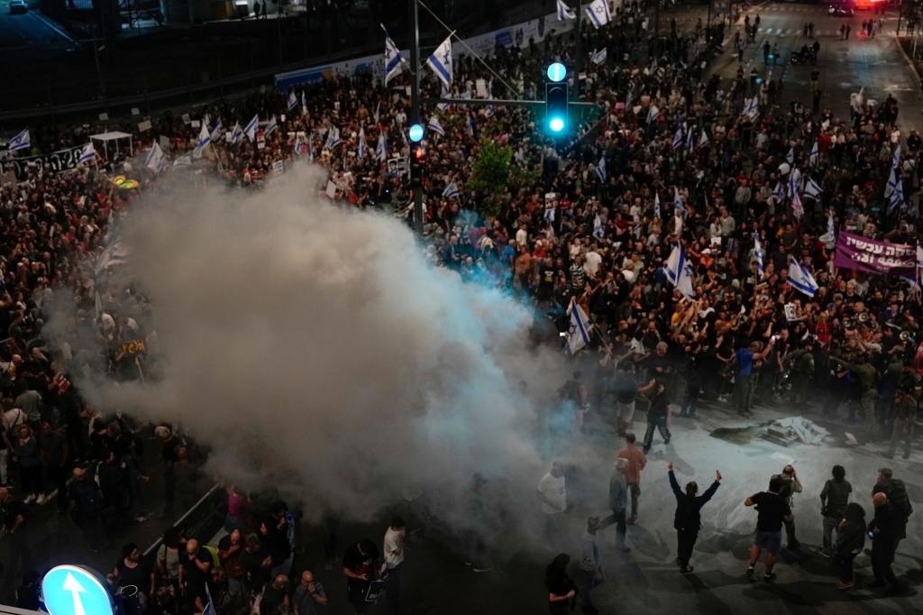 Angehörige und Unterstützer der israelischen Geiseln fordern bei einer Demonstration in Tel Aviv ihre Freilassung. - Foto: Ohad Zwigenberg/AP/dpa