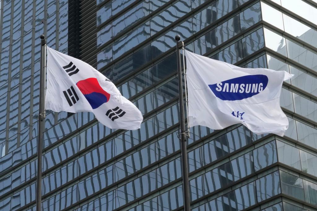 Samsung meldet einen deutlichen Anstieg des operativen Gewinns für das vergangene Quartal. - Foto: Ahn Young-joon/AP/dpa