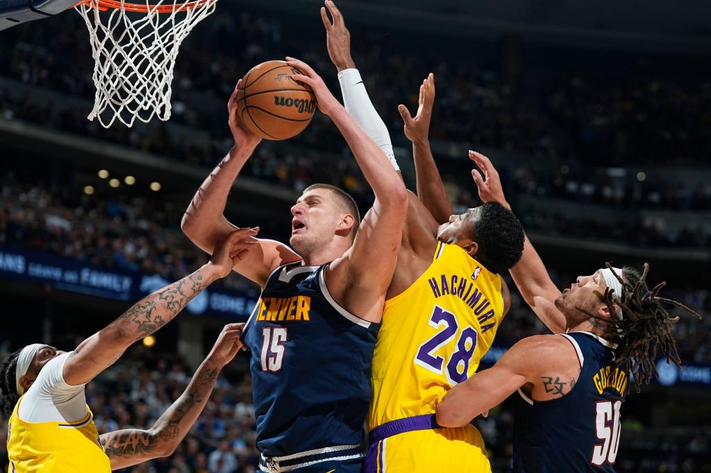 Ein Standbild wie ein Gemälde: Im Spiel der Denver Nuggets gegen die LA Lakers holt sich Nikola Jokic (15) holt sich einen Rebound. - Foto: David Zalubowski/AP/dpa