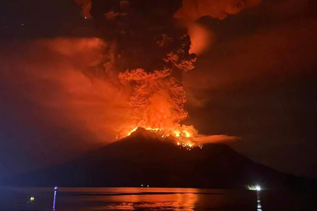 Der 725 Meter hohe Feuerberg Ruang im Sangihe-Archipel nördlich der Insel Sulawesi schleuderte eine 2000 Meter hohe Säule aus Asche, Rauch und Gestein in den Himmel, wie die nationale Agentur für Geologie berichtete. - Foto: Uncredited/BPBD Sitaro/AP/dpa