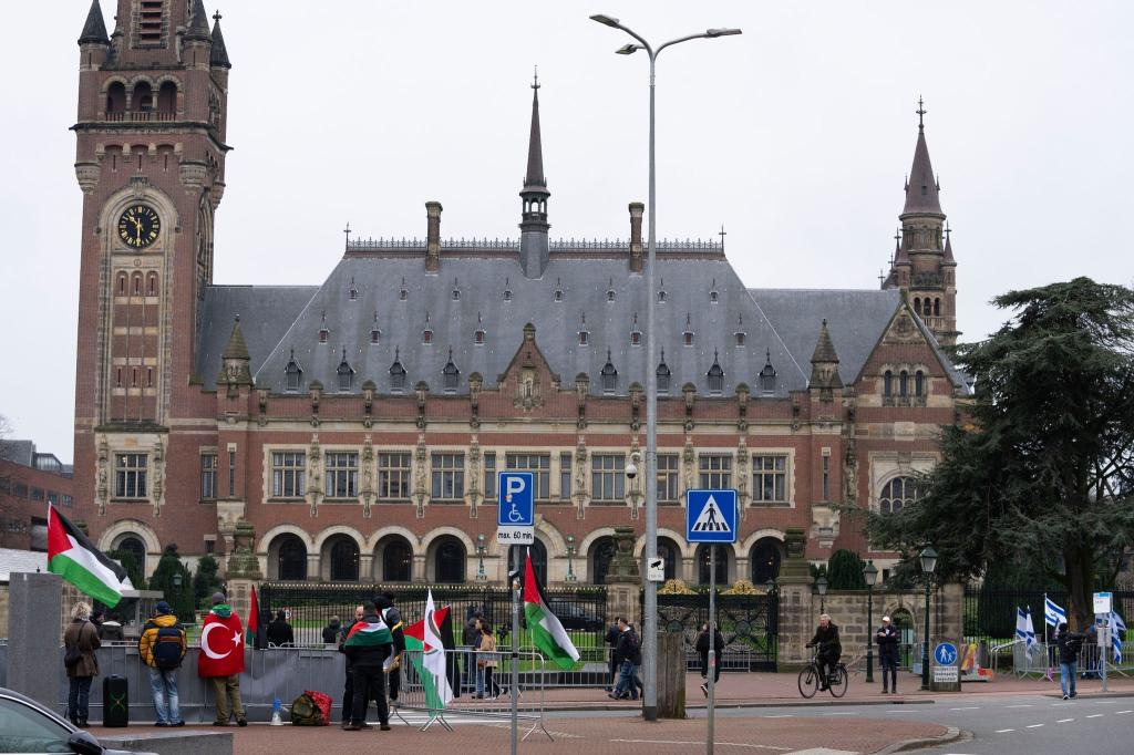 Pro-palästinensische (l) und pro-israelische Demonstranten (r) protestieren vor dem Obersten Gerichtshof der Vereinten Nationen in Den Haag (Archivbild). - Foto: Peter Dejong/AP/dpa