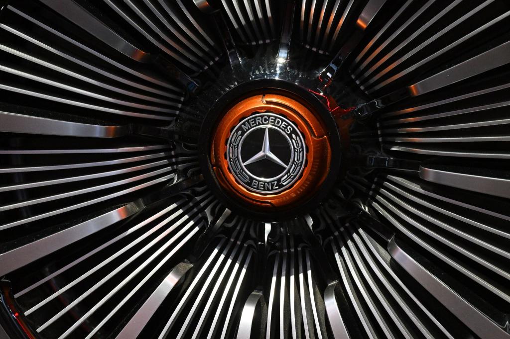 Unter dem Strich fuhr Mercedes-Benz im ersten Quartal mit 3,03 Milliarden Euro rund ein Viertel weniger Konzerngewinn ein. - Foto: Martin Schutt/dpa