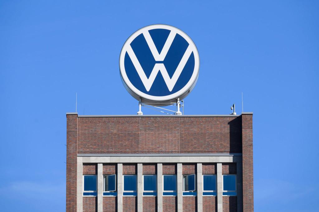 Das VW-Logo steht auf dem Markenhochhaus im Wolfsburger Stammwerk. - Foto: Julian Stratenschulte/dpa