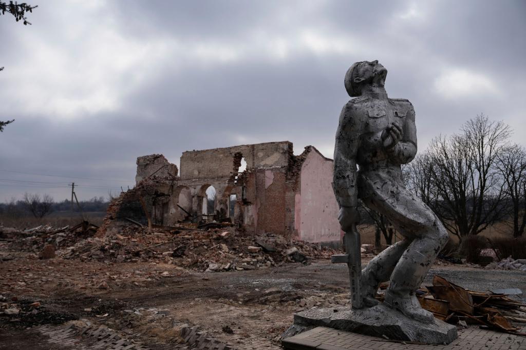 Ein zerstörtes Kulturhaus in der Nähe von Awdijiwka: Seit zwei Jahren führt Russland seinen Angriffskrieg gegen die Ukraine. - Foto: Alex Babenko/AP/dpa