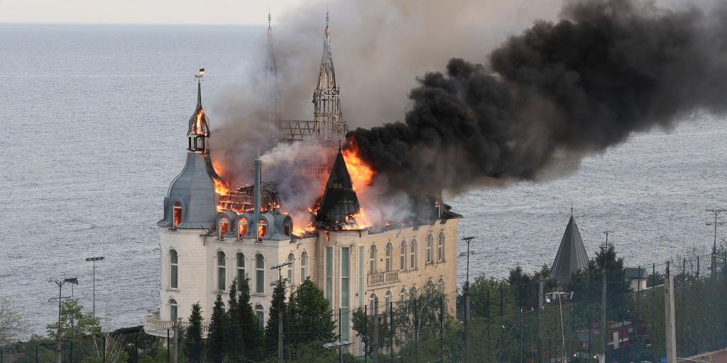 Ein Gebäude der Rechtsakademie von Odessa brennt nach einem russischen Raketenangriff. - Foto: Victor Sajenko/AP/dpa