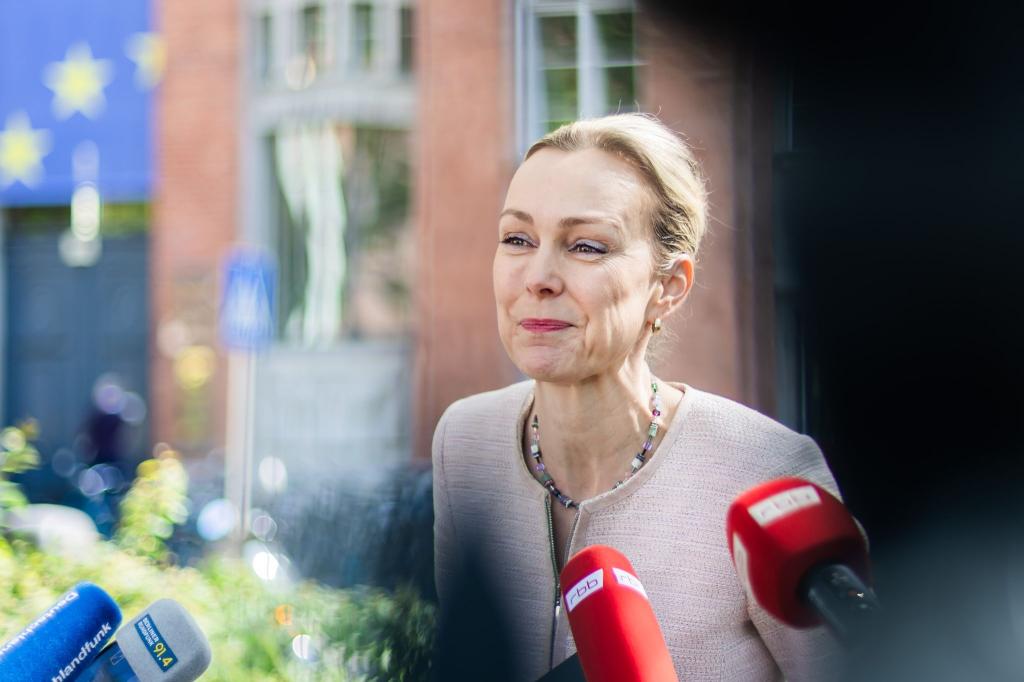 Die Berliner Verkehrssenatorin Manja Schreiner verliert ihren Doktortitel und will nun zurücktreten. - Foto: Christoph Soeder/dpa