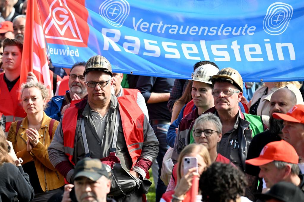Gewerkschaftsmitglieder und Stahlarbeiter bei einer Protest-Kundgebung der Thyssenkrupp-Stahlsparte in Duisburg. - Foto: Federico Gambarini/dpa