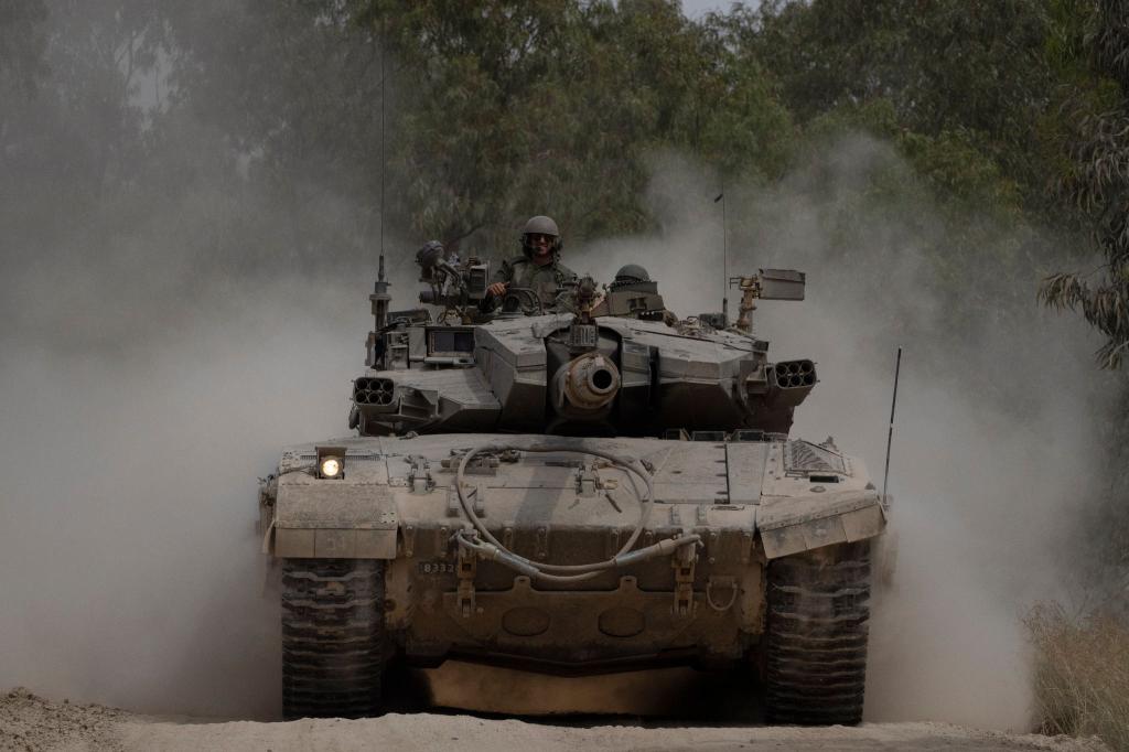 Israelische Soldaten auf einem Panzer nahe der Grenze zwischen Israel und Gaza. - Foto: Leo Correa/AP/dpa