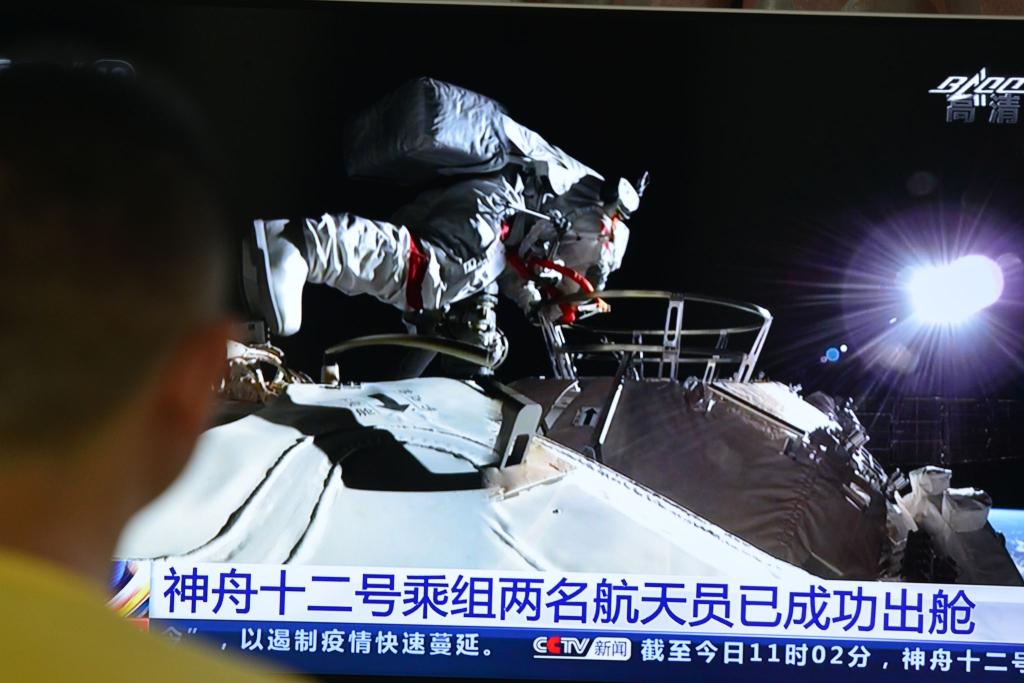 Ein Mann verfolgt vor dem Fernseher die Live-Übertragung eines Außeneinsatzes an der Raumstation «Tiangong» (Archivbild). - Foto: Sheldon cooper/SOPA Images via ZUMA Wire/dpa