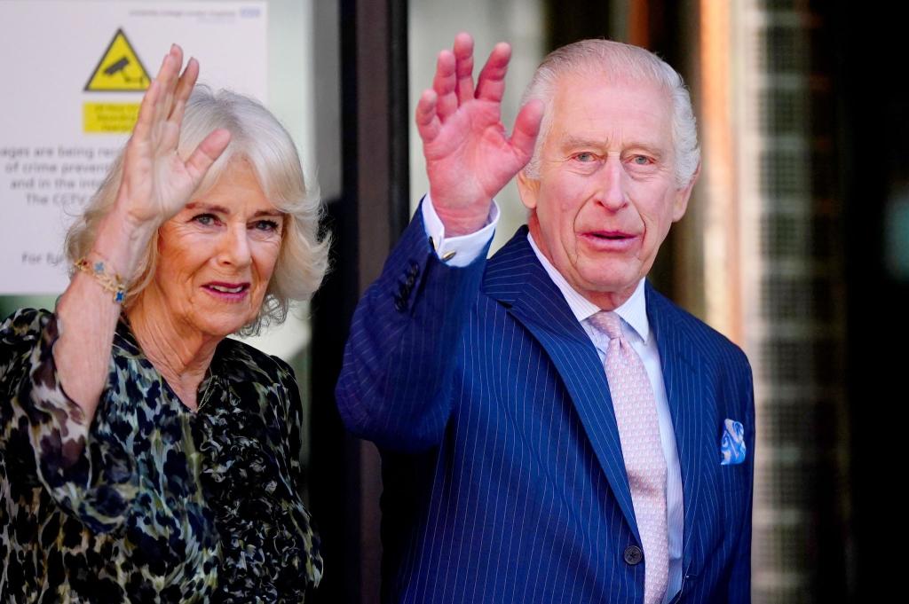 König Charles III. und Königin Camilla besuchen ein Krebszentrum in London. Rund drei Monate nach Bekanntmachung seiner Krebsdiagnose hat der britische Monarch erstmals wieder einen öffentlichen Termin wahrgenommen. - Foto: Victoria Jones/PA Wire/dpa