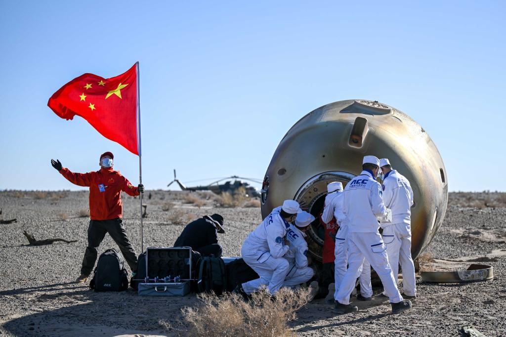 Sicher gelandet: Drei chinesische Astronauten sind nach einem halben Jahr im All zurück auf der Erde. Nach ihrem Einsatz auf der Raumstation «Tiangong» haben sie den chinesischen Landeplatz in Dongfeng erreicht. - Foto: Lian Zhen/XinHua/dpa