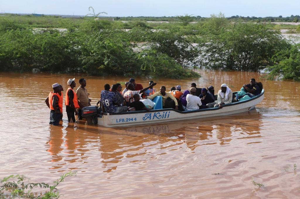 Ein überflutetes Gebiet in Kenia. Für die kommenden Tage sind weitere schwere Regenfälle angekündigt. - Foto: Andre Kasuku/AP/dpa