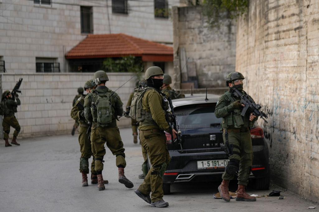 Israelische Soldaten während einer Militäroperation im Westjordanland. - Foto: Majdi Mohammed/AP/dpa