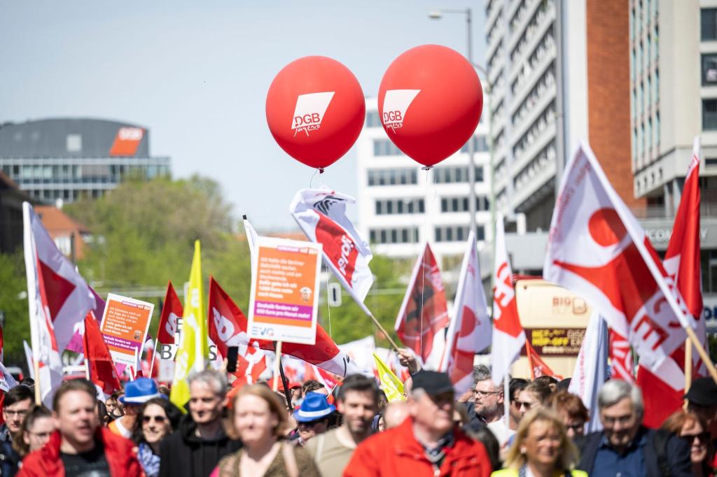 2023: Am Tag der Arbeit findet eine Demonstration des Deutschen Gewerkschaftsbundes (DGB) unter dem Motto «Ungebrochen solidarisch» statt. - Foto: Hannes P Albert/dpa