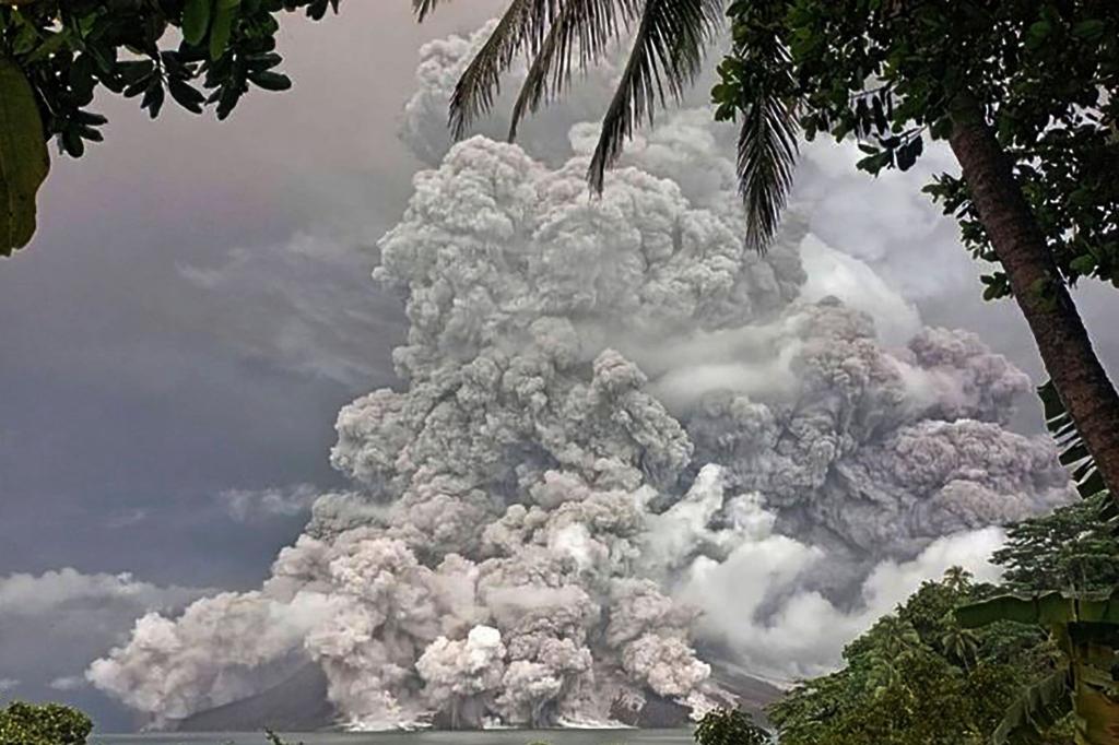 Der indonesische Vulkan Mount Ruang brach zum zweiten Mal innerhalb von zwei Wochen aus und schleuderte Asche fast 2 Kilometer hoch in den Himmel. - Foto: Uncredited/Vulcanology and Geological Disaster Mitigation Center (PVMBG) via AP/dpa