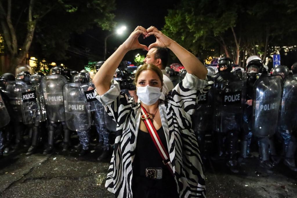 Es kam zu Zusammenstößen zwischen der Polizei und Demonstranten, die gegen ein neues Gesetz protestierten, mit dem ausländischer Einfluss verfolgt werden soll und das die Opposition als von Russland inspiriert bezeichnet. - Foto: Zurab Tsertsvadze/AP/dpa