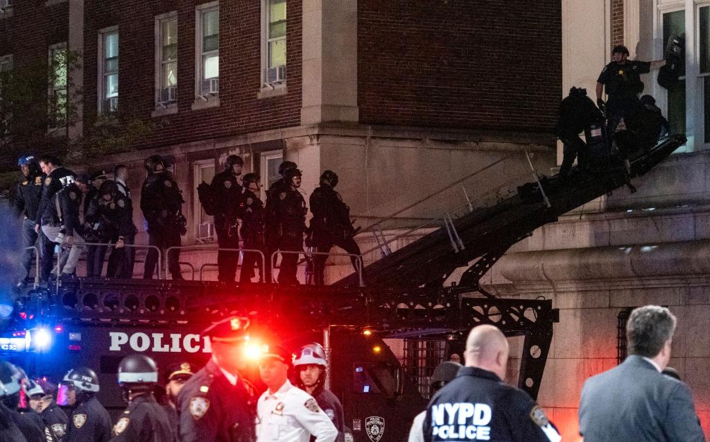 Polizisten dringen in das obere Stockwerk der Hamilton Hall auf dem Campus der Columbia University in New York ein, um die Besetzung durch pro-palästinensische Studenten zu beenden. - Foto: Craig Ruttle/AP/dpa