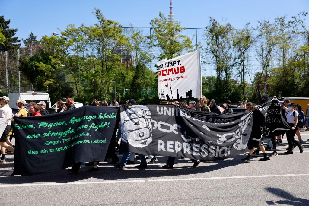 Teilnehmende einer Demonstration linker Gruppen ziehen durchs Hamburger Schanzenviertel. - Foto: Axel Heimken/dpa