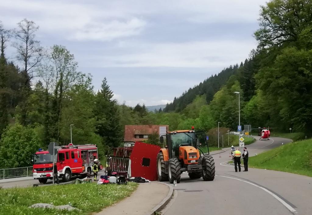 Unfall mit Maiwagen: Rettungskräfte neben dem umgestürzten Maiwagen in Kandern. - Foto: Gudrun Gehr/Oberbadisches Verlagshaus/dpa