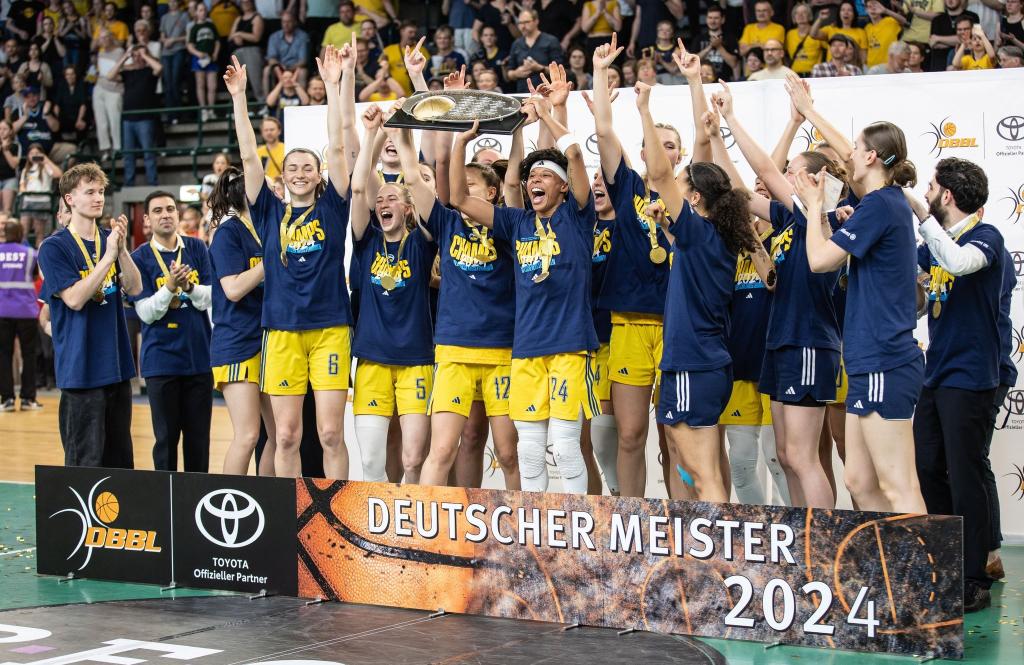Die Alba-Frauen konnten erstmals die deutsche Meisterschaft gewinnen. - Foto: Andreas Gora/dpa
