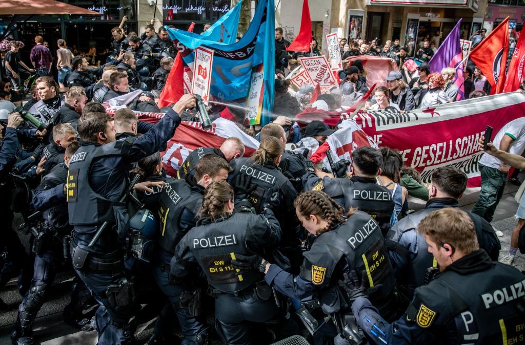 Einheiten der Polizei stoßen während der Revolutionären 1. Mai Demo in der Stuttgarter Innenstadt mit Demonstrationsteilnehmern zusammen. Dabei wurde auch Pfefferspray angewendet. - Foto: Christoph Schmidt/dpa